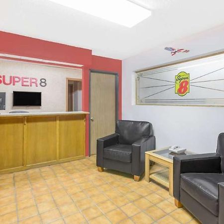 Super 8 By Wyndham Butler Hotel Bagian luar foto
