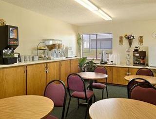 Super 8 By Wyndham Butler Hotel Bagian luar foto