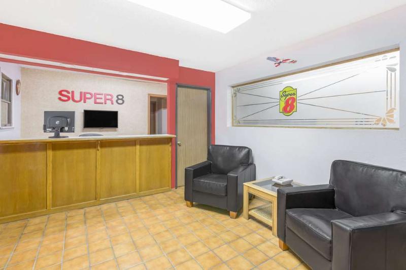 Super 8 By Wyndham Butler Hotel Bagian luar foto