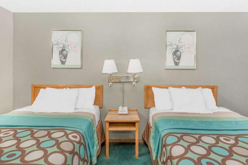 Super 8 By Wyndham Butler Hotel Bagian luar foto