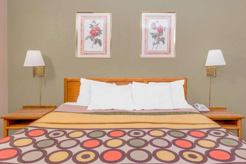 Super 8 By Wyndham Butler Hotel Bagian luar foto