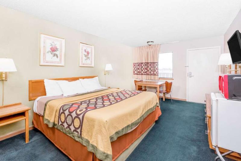 Super 8 By Wyndham Butler Hotel Bagian luar foto