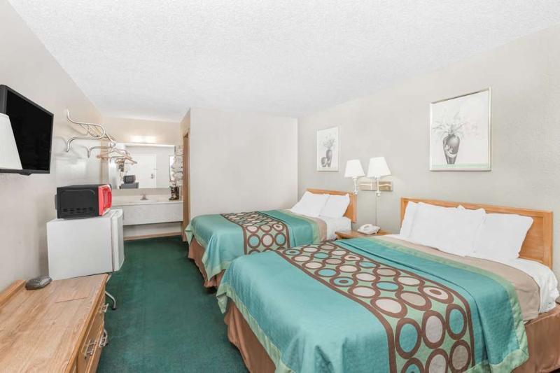 Super 8 By Wyndham Butler Hotel Bagian luar foto