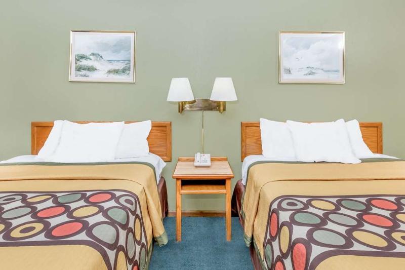 Super 8 By Wyndham Butler Hotel Bagian luar foto