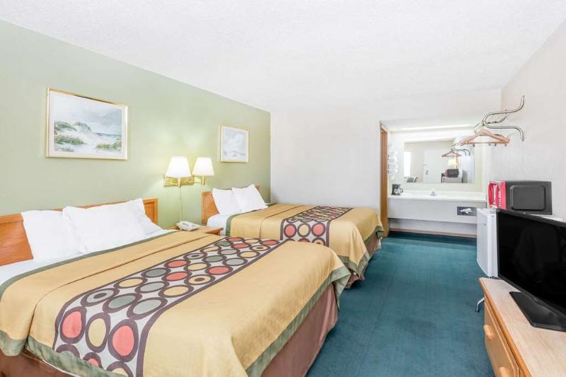 Super 8 By Wyndham Butler Hotel Bagian luar foto