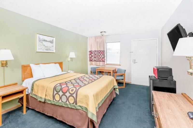 Super 8 By Wyndham Butler Hotel Bagian luar foto