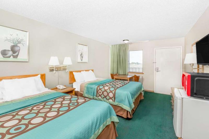 Super 8 By Wyndham Butler Hotel Bagian luar foto