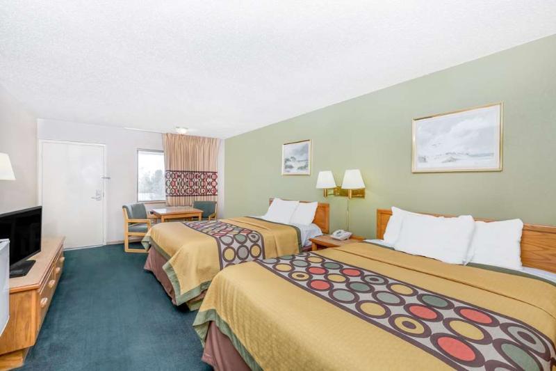 Super 8 By Wyndham Butler Hotel Bagian luar foto