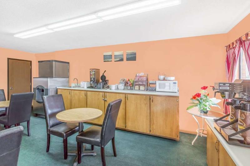 Super 8 By Wyndham Butler Hotel Bagian luar foto